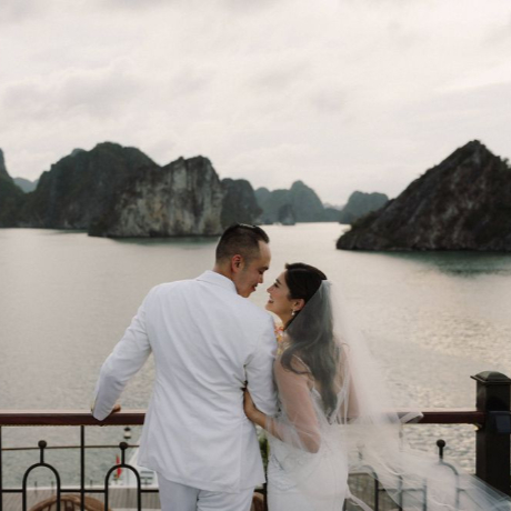 하롱베이 중심에서 즐기는 당신만의 선데크 웨딩